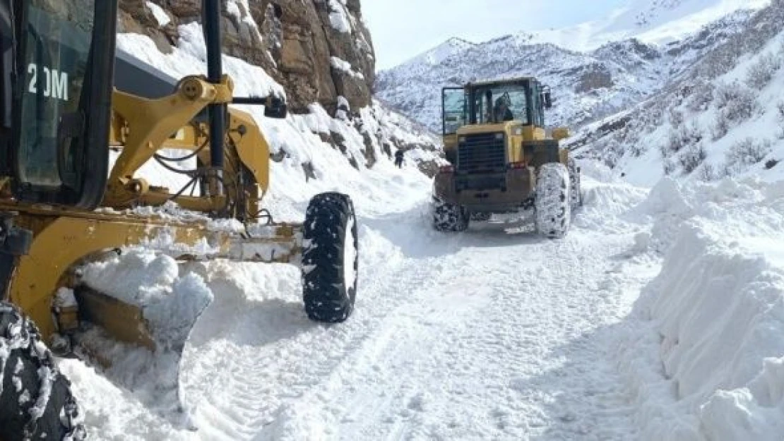 Doğu'da yollar kapandı