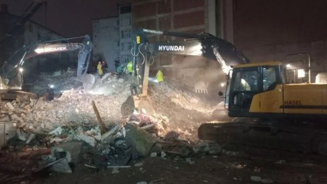 Elazığ'da enkaz altındaki polislere ulaşılamadı...  Gaz sızıntısı aramayı durdurdu