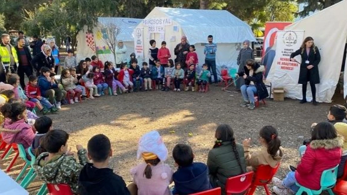 Gönüllü öğretmenler depremzede çocuklara umut oluyor