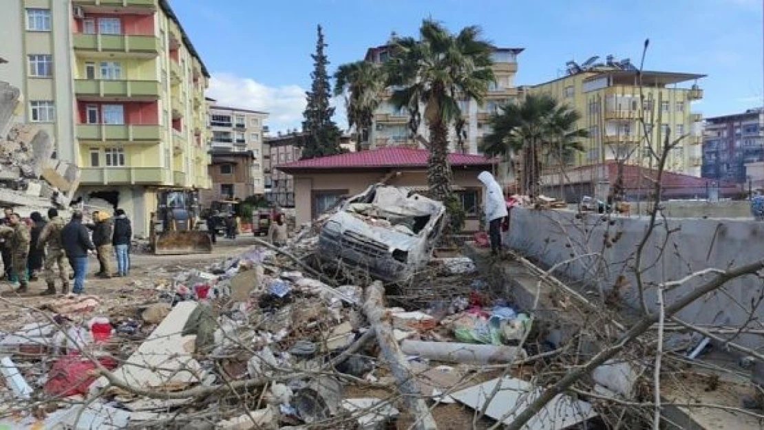 İslahiye'de enkazdan 4 yaşındaki çocuk kurtarıldı