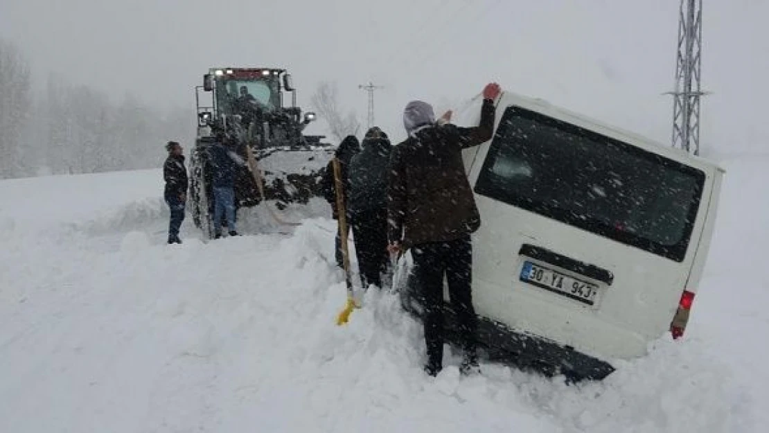 Kara saplanan araçta 3 saat mahsur kaldılar