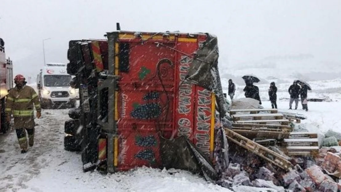 Kayganlaşan yolda facia: Tunceli'de TIR otomobilin üzerine devrildi