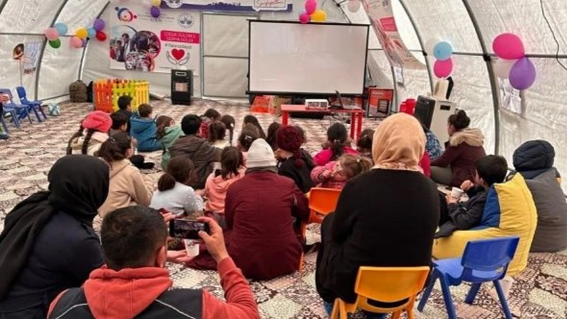 Kurulan çocuk oyun çadırında depremin izleri silinmeye çalışıyor