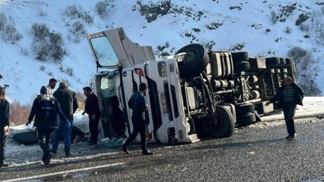 Lastiği patlayan TIR yan yattı