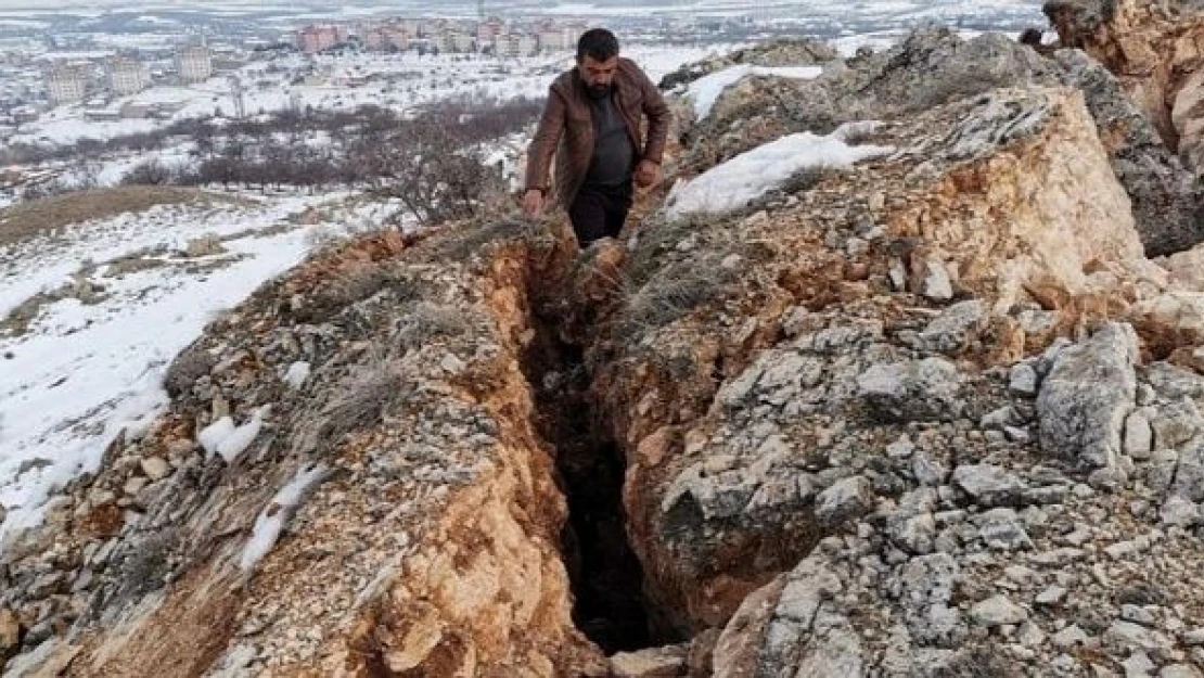 Malatya'da dağ ikiye bölündü