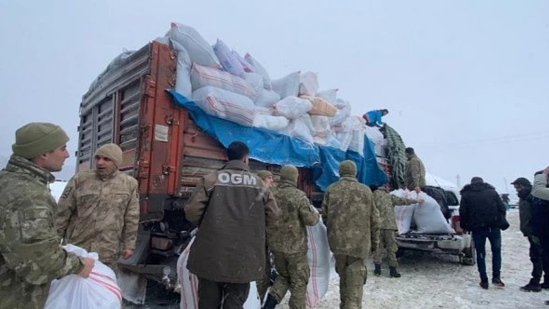 Kars'tan deprem bölgesine 11 yardım TIR'ı