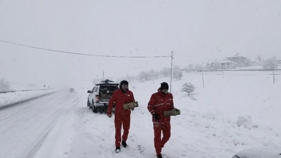 Sürücülerin yardımına Kızılay yetişti