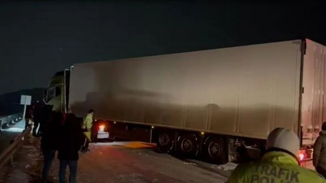 TIR yolu ulaşıma kapattı