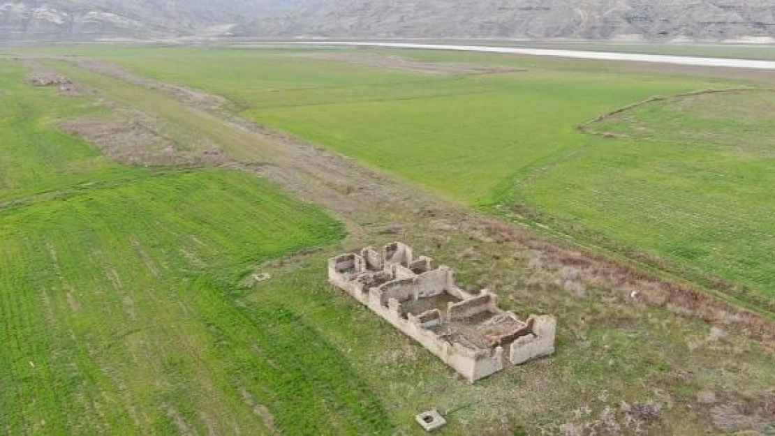 Küresel iklim felaketi Elazığ'ı vurdu... Barajda sular çekildi