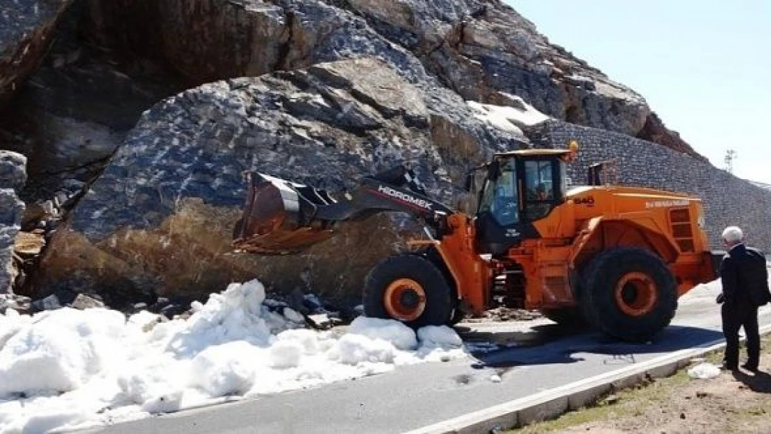 Dağdan kopan kaya parçaları yola düştü