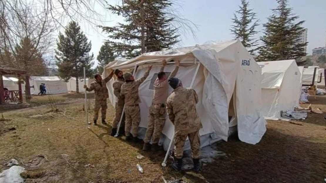 Deprem bölgesinde Mehmetçik eliyle yaralar sarılıyor