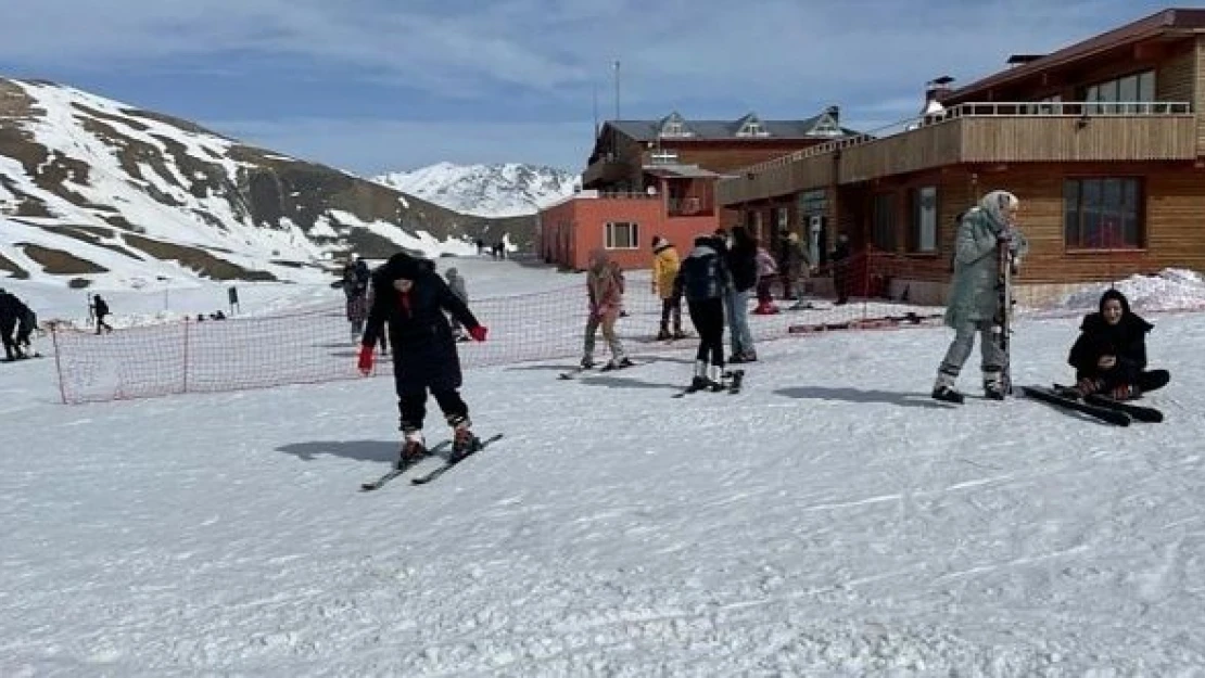 Depremzede çocuklar kayakla buluştu