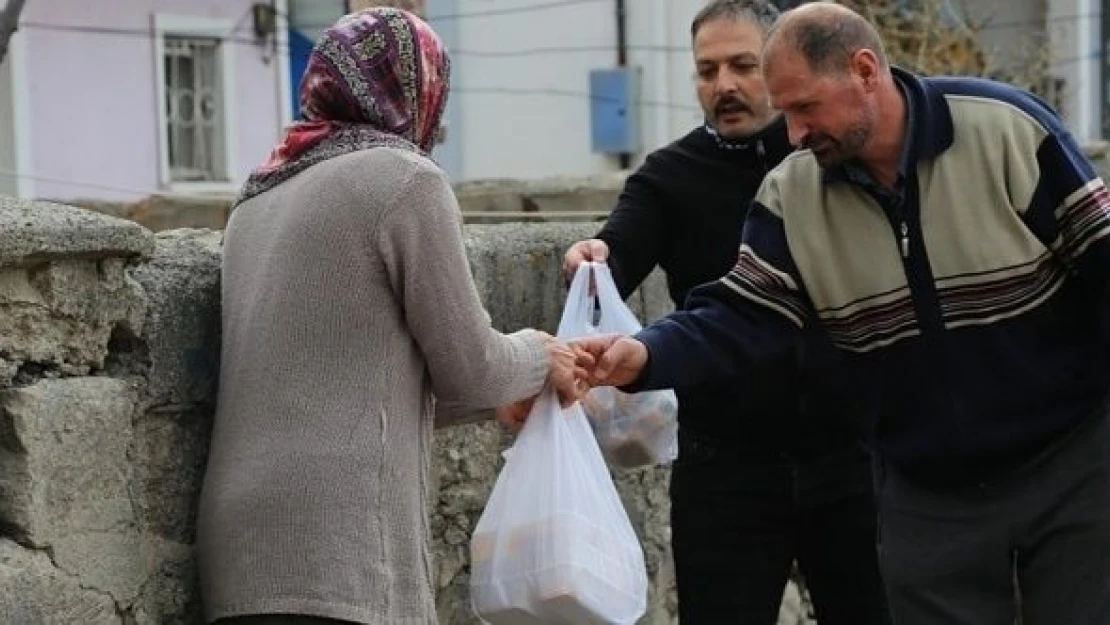 Hayırseverlerden ihtiyaç sahiplerine iftar