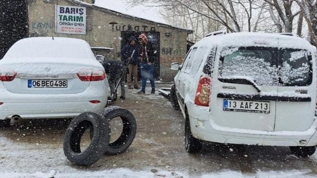 Kar yağışı lastikçileri sevindirdi