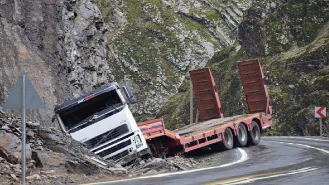 Kaygan yolun etkisiyle TIR yoldan çıktı