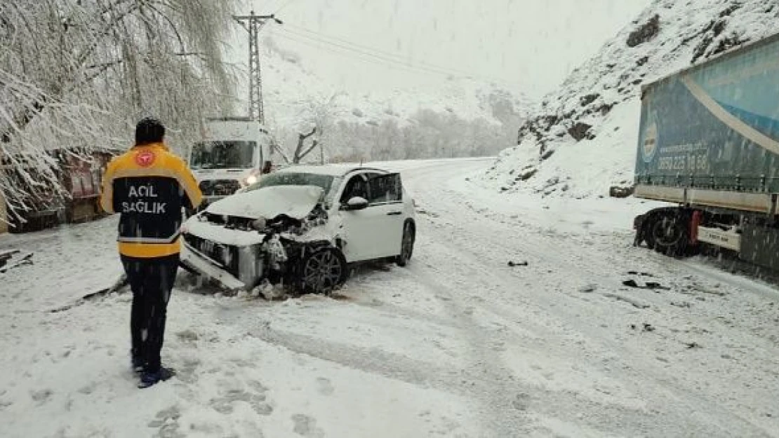 Kayganlaşan yolda iki araç kafa kafaya çarpıştı: 2 yaralı