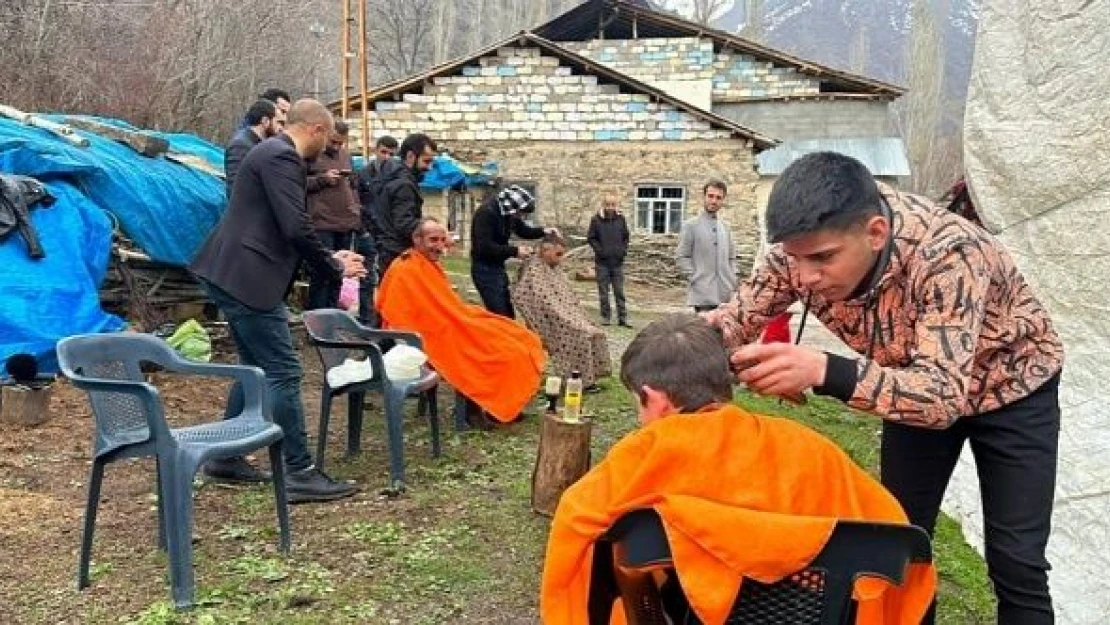 Hakkari'de öğrencilerden gönüllü kuaförlük hizmeti