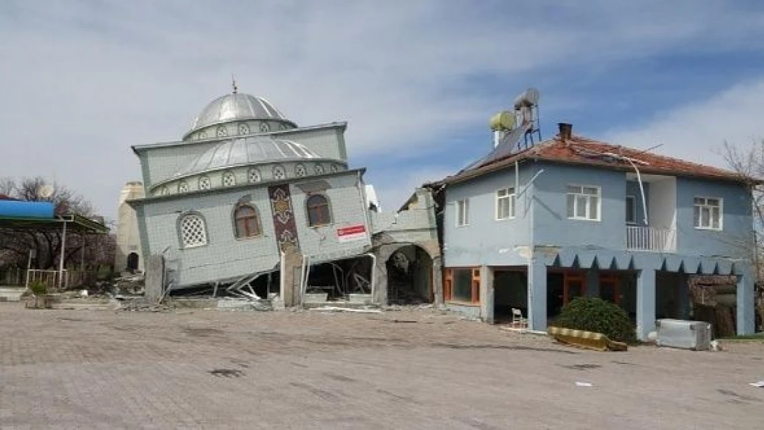 Önce minaresi yıkıldı, ikinci depreme dayanamadı