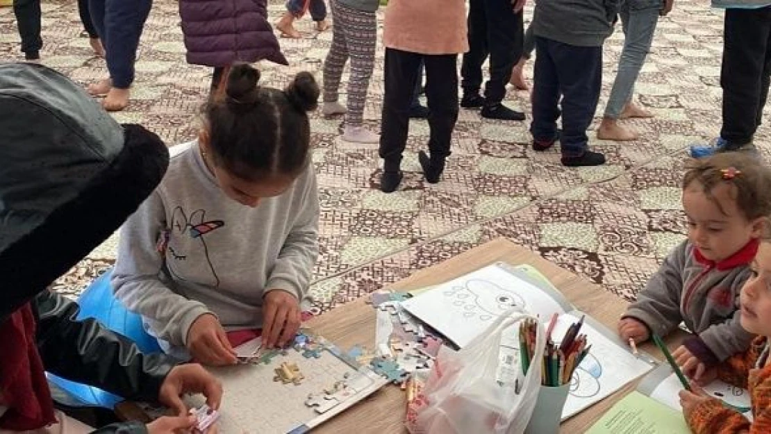 Oyun çadırı ile depremi yıkıcı izleri silinmeye çalışılıyor