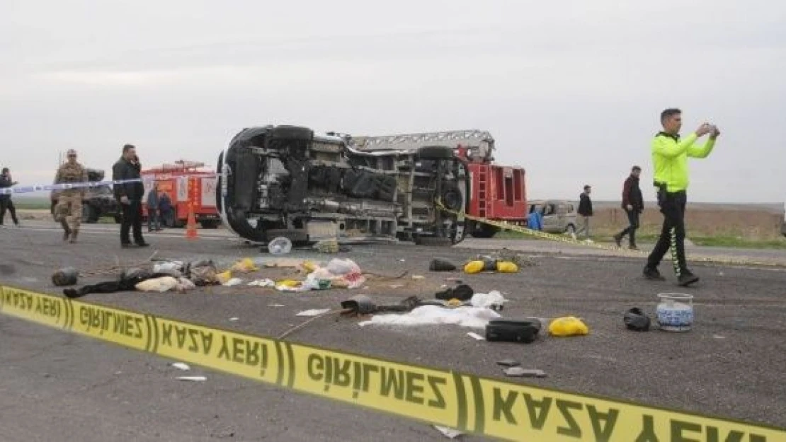 Şırnak'ta Feci kaza... Yolcu otobüsü, TIR ve kamyonet birbirine girdi!