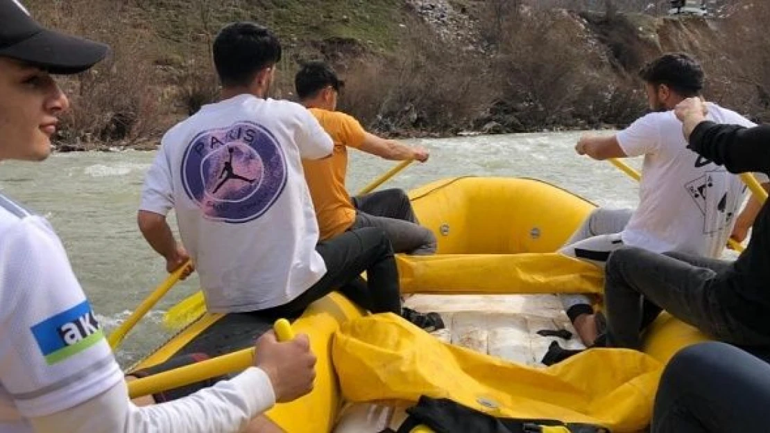 Şırnaklı sporculardan Kadınlar Günü'ne özel rafting