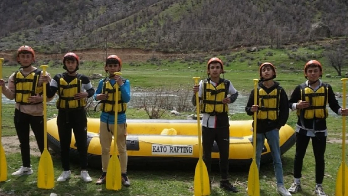 Kar sularında rafting heyecanı