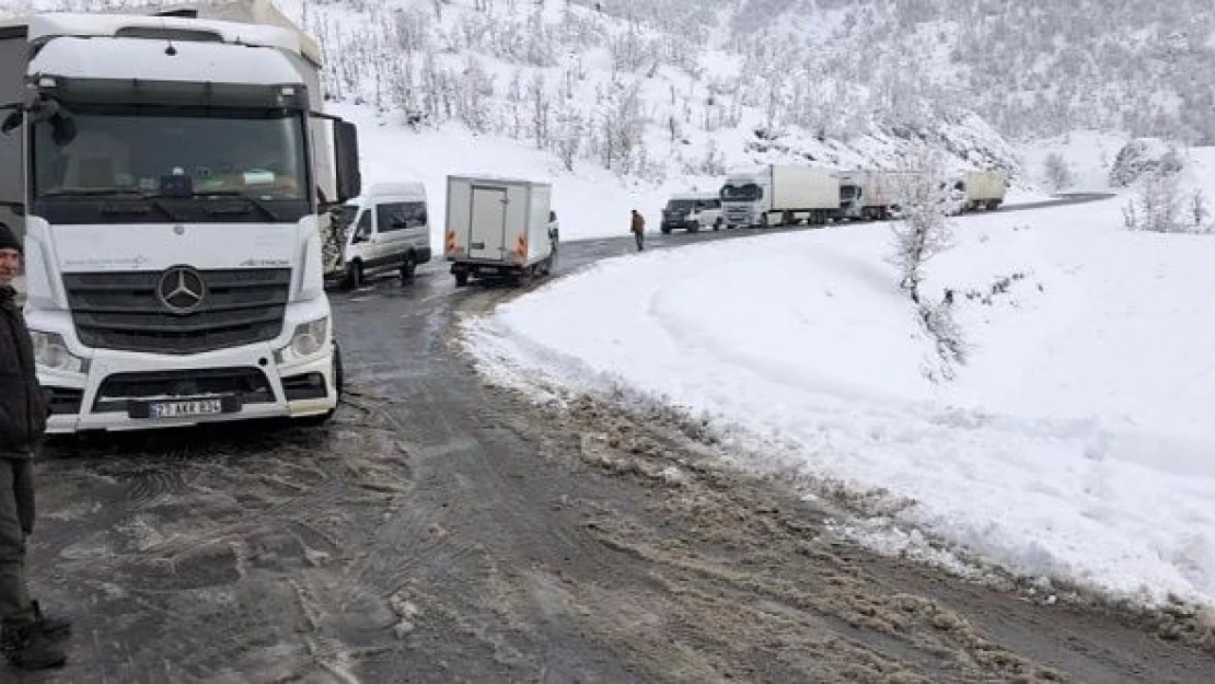 Mahsur kalan TIR nedeniyle yolda uzun kuyruk oluştu