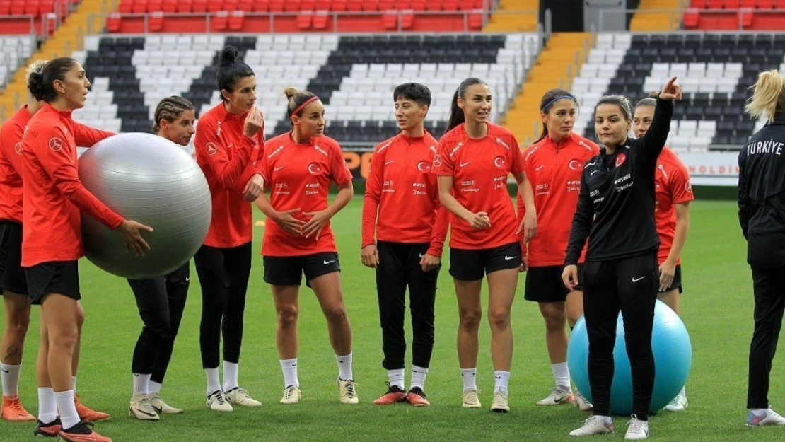 21 yaşında futbolu bıraktı 29 yaşında A Milli Kadın Futbol Takımına yardımcı antrenör oldu