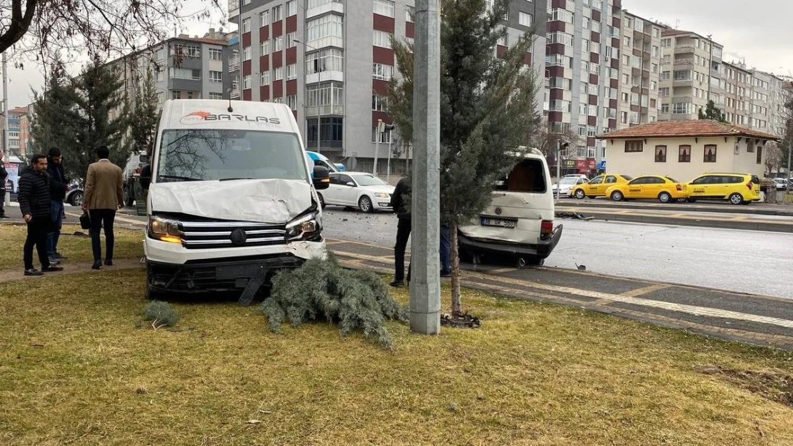 3 araç kaza yaptı, savrulan aracın çarptığı yaya ağır yaralandı