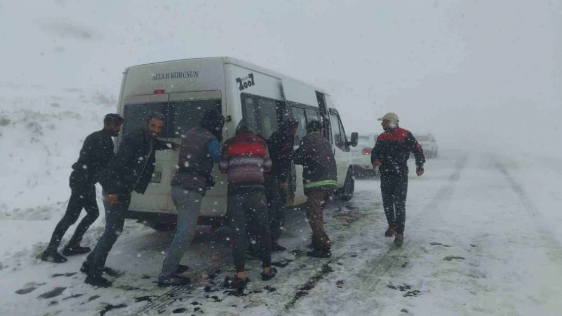 3 bin rakımlı Karabet Geçidi'nde tipinin ardından güneş açtı