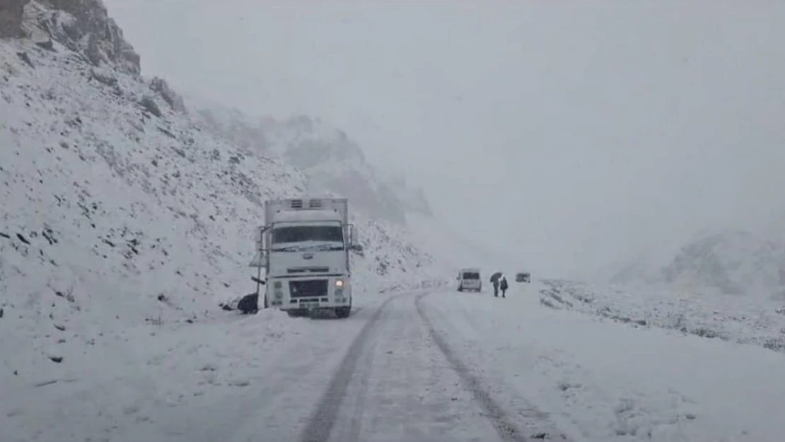 3 bin rakımlı Karabet Geçidi'nde kar yağışı trafiği olumsuz yönde etkiledi