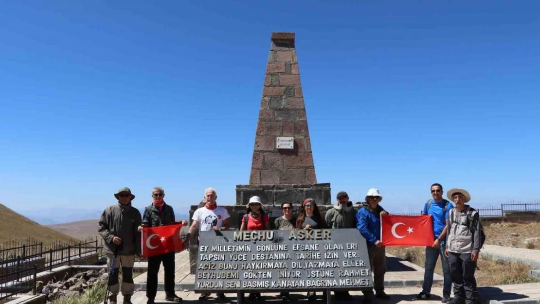 30 Ağustos anısına 90 bin şehidin yattığı Allahuekber Dağı zirvesine yürüyüş