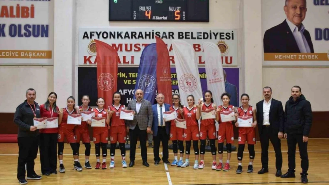 300 sporcunun katıldığı Basketbol Yıldızlar Grup müsabakaları tamamlandı