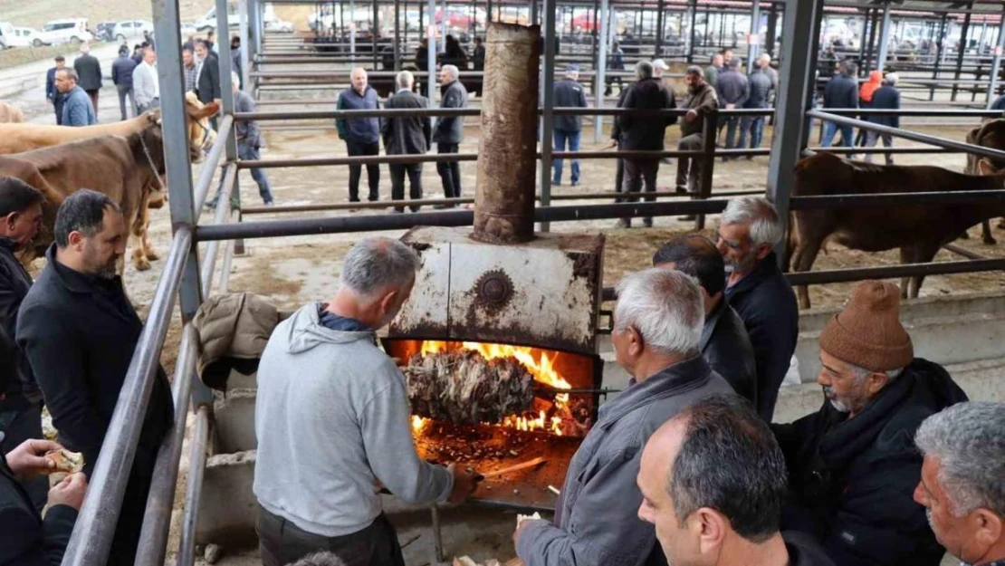 35 yıldır hayvan pazarında cağ kebabı yapıyor