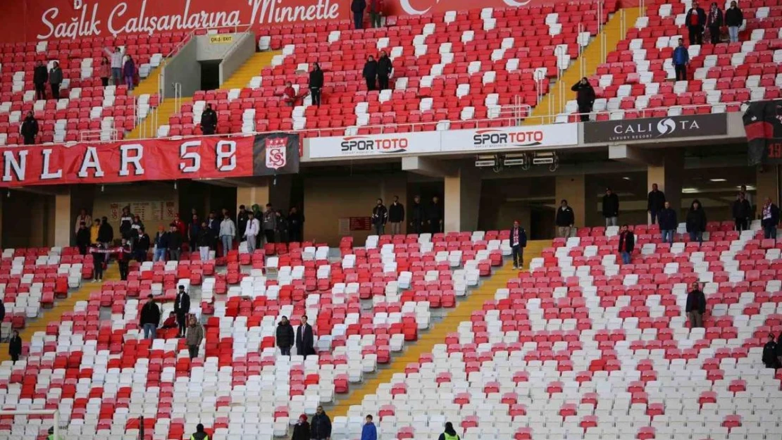 4 Eylül Stadyumu'nda maça taraftar ilgi göstermedi