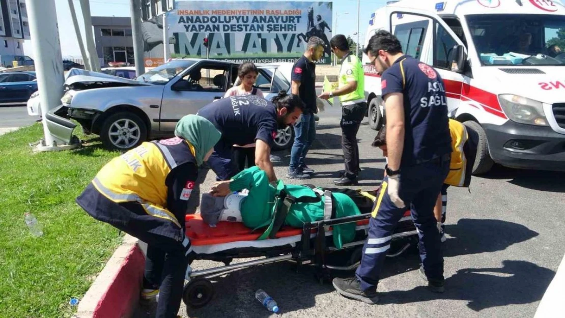 4 kişinin yaralandığı kazada şoka giren sürücü araçtan inmek istemedi