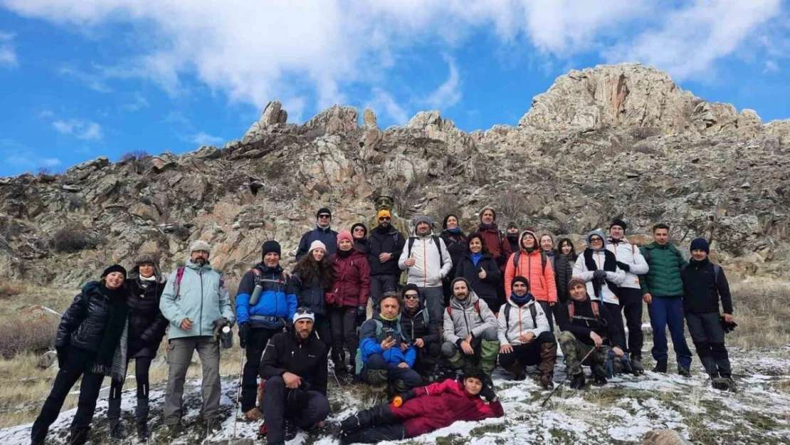 40 kişilik ekip Gönül Dağı'nın zirvesine tırmanarak dev Türk bayrağı açtı