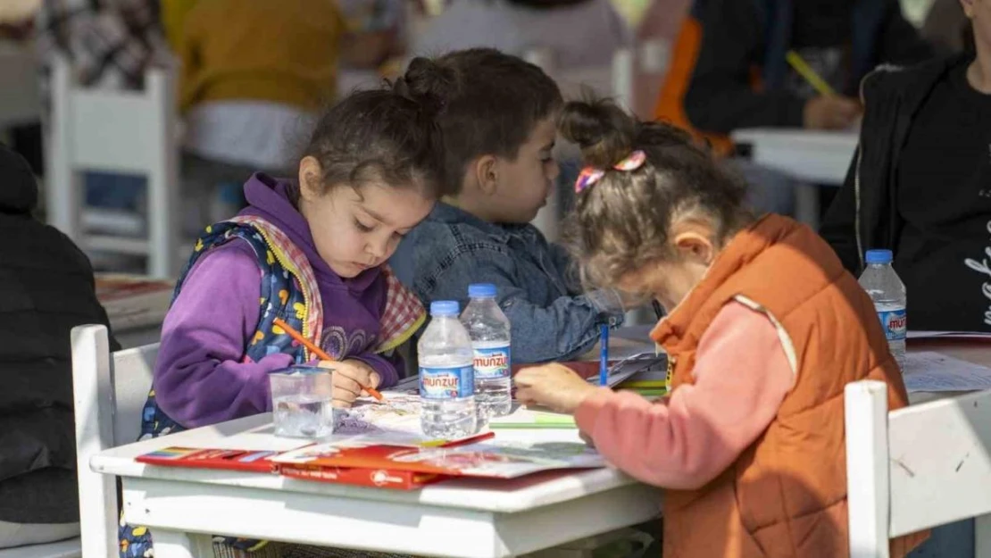 46 mahalleden 3 bin kadın, 'Evimiz Atölye ve Üretici Kadın Stantları Kadın Buluşması'nda bir araya geldi