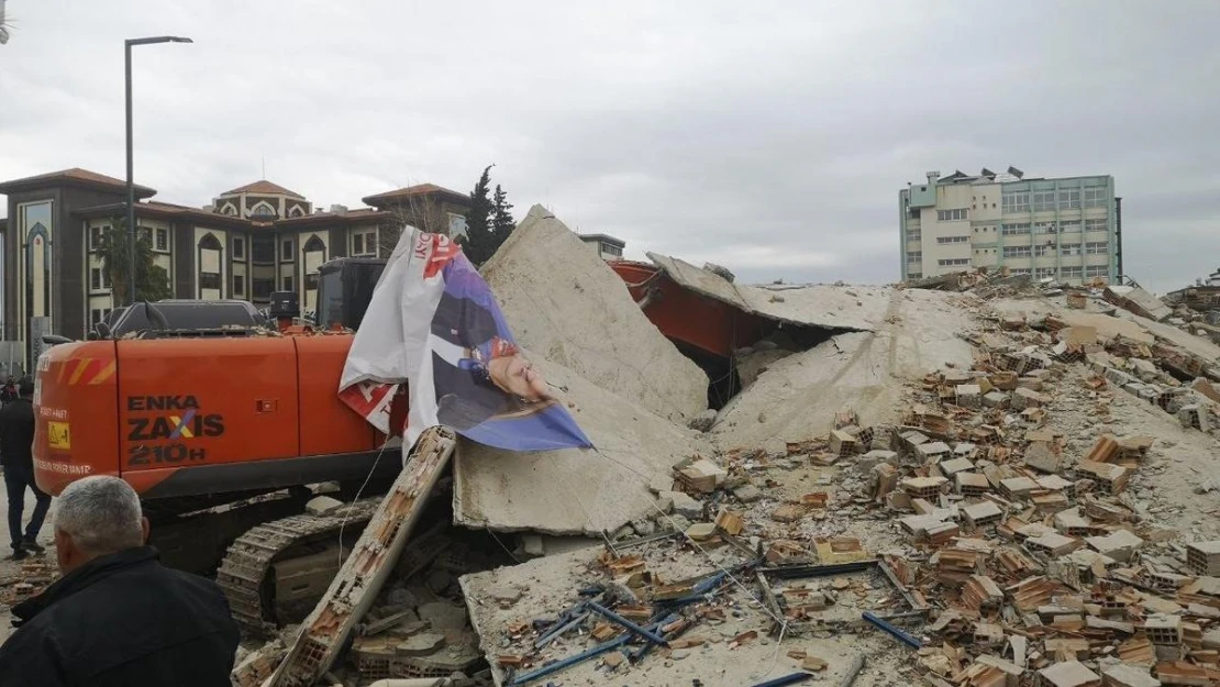 5 katlı bina tek dokunuşta çöktü, kepçe operatörü yaralandı