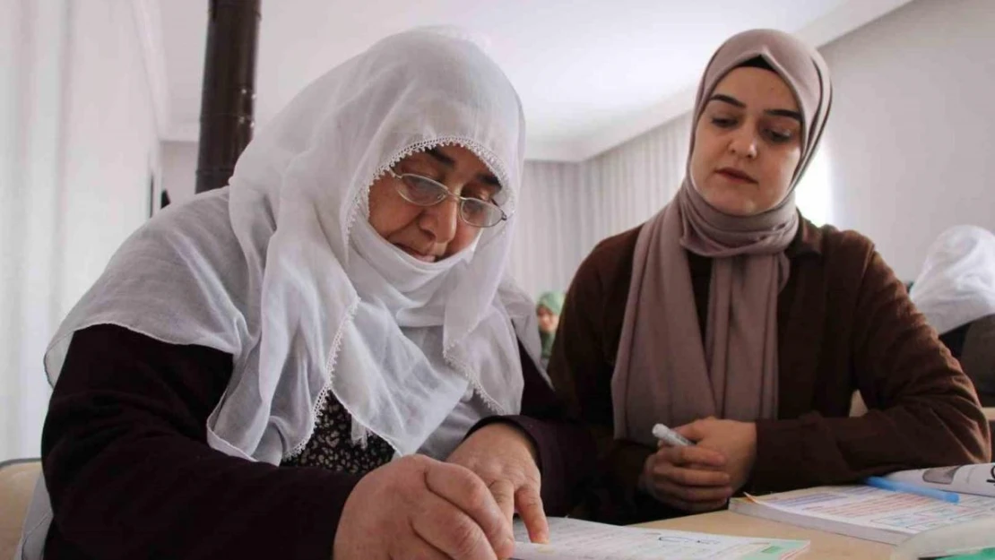 66 yaşındaki Raziye Teyze, hastaneye gittiğinde tabelaları okumak için okuma yazma öğreniyor