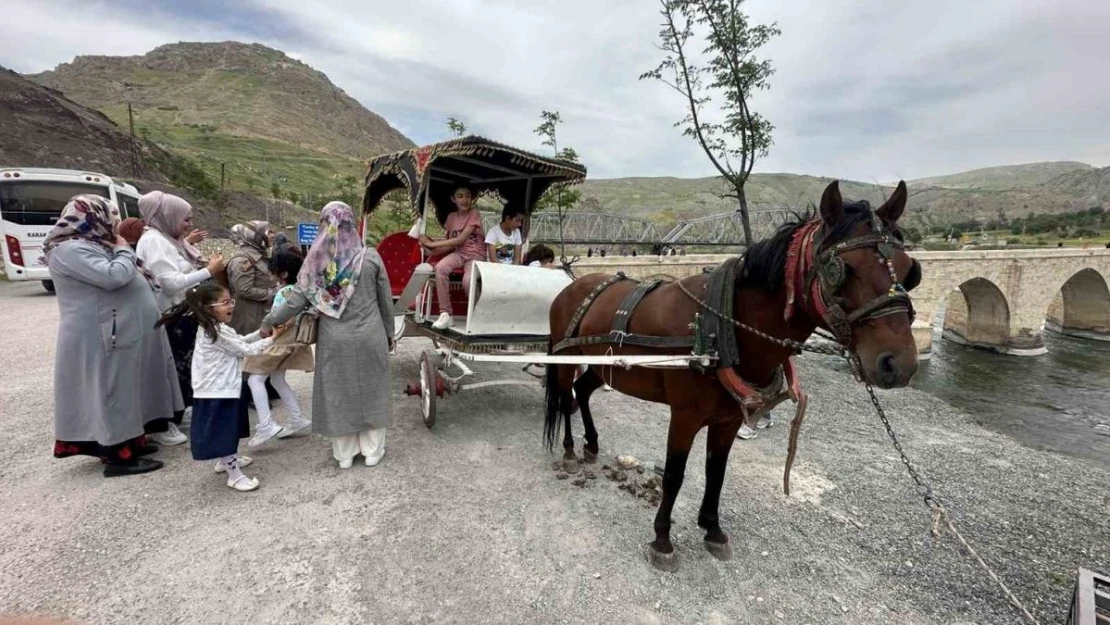 7 bin yıllık tarihi Palu ilçesi, sezonun ilk ziyaretçilerini ağırladı