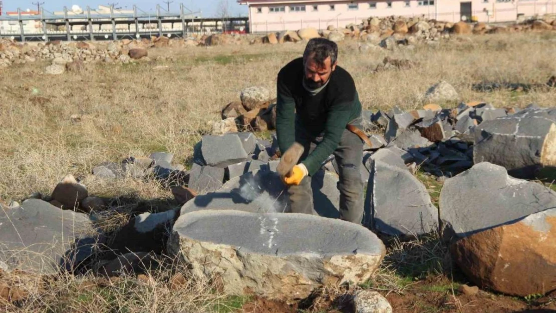 9 çocuk okutan baba, ekmeğini taştan çıkartıyor