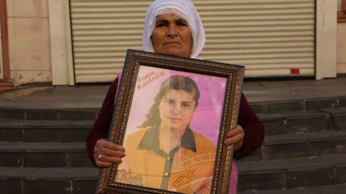 9 yıl önce 12 yaşındayken kaçırılan kızını isteyen anne oturma eylemine dahil oldu