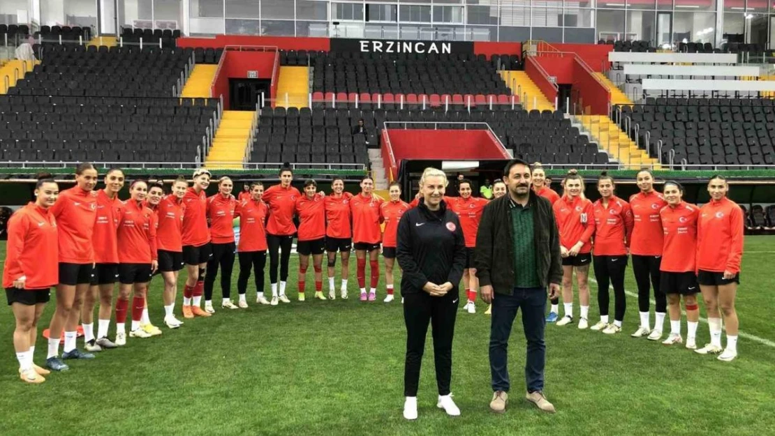 A Milli Kadın Futbol Takımı, Azerbaycan maçı hazırlıklarını Erzincan'da sürdürüyor