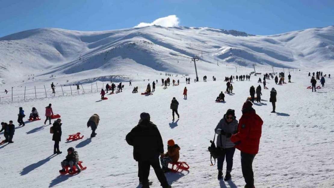 Abalı Kayak Merkezi kayakseverlerin akınına uğradı