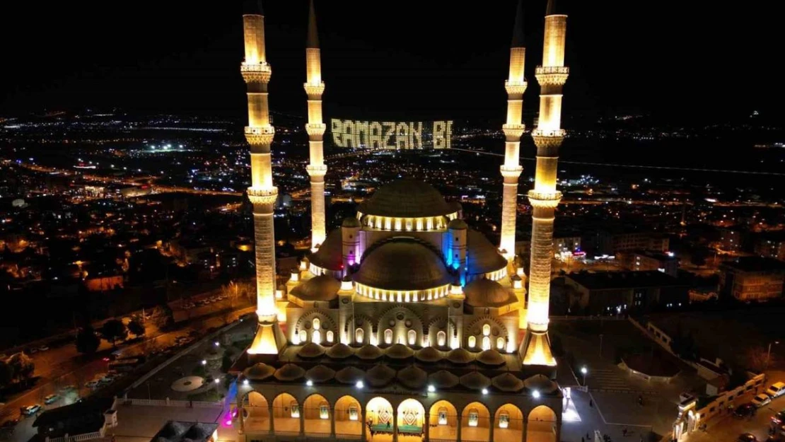 Abdülhamit Han Camii, Ramazan'da görenleri mest ediyor