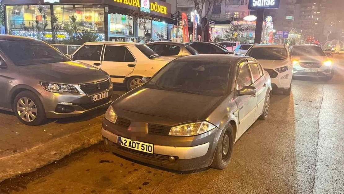 Adana'da gelişi güzel park edilen araçlar trafiği etkiliyor