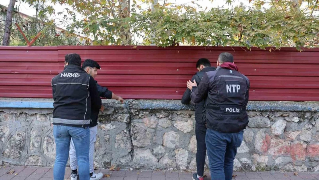 Adana'da narkotik polisinden okul önünde uygulama