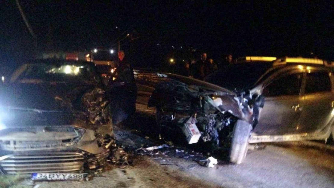 Adana'da otomobiller kafa kafaya çarpıştı: 2 yaralı