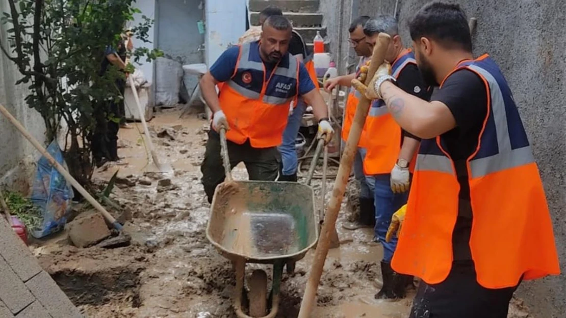 AFAD gönüllüleri, Cizre'de sel felaketinin yaralarını sarıyor